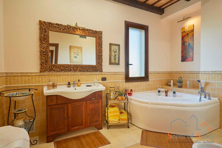 Selinunte-Villa-SelinunteGarden-Bathroom-ScentOfSicily