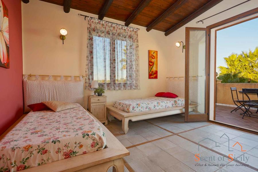 Selinunte-Villa-SelinunteGarden-FlowersTwinBedroom-ScentOfSicily