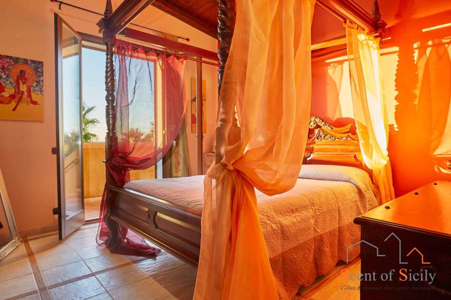 Selinunte-Villa-SelinunteGarden-CanopyBedroom-ScentOfSicily