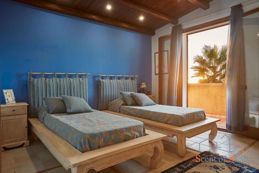 Selinunte-Villa-SelinunteGarden-BlueTwinBedroom-ScentOfSicily