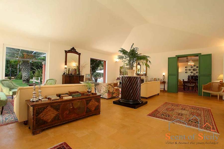  The big living room of the elegant villa Lilybeum Marsala Scent of Sicily