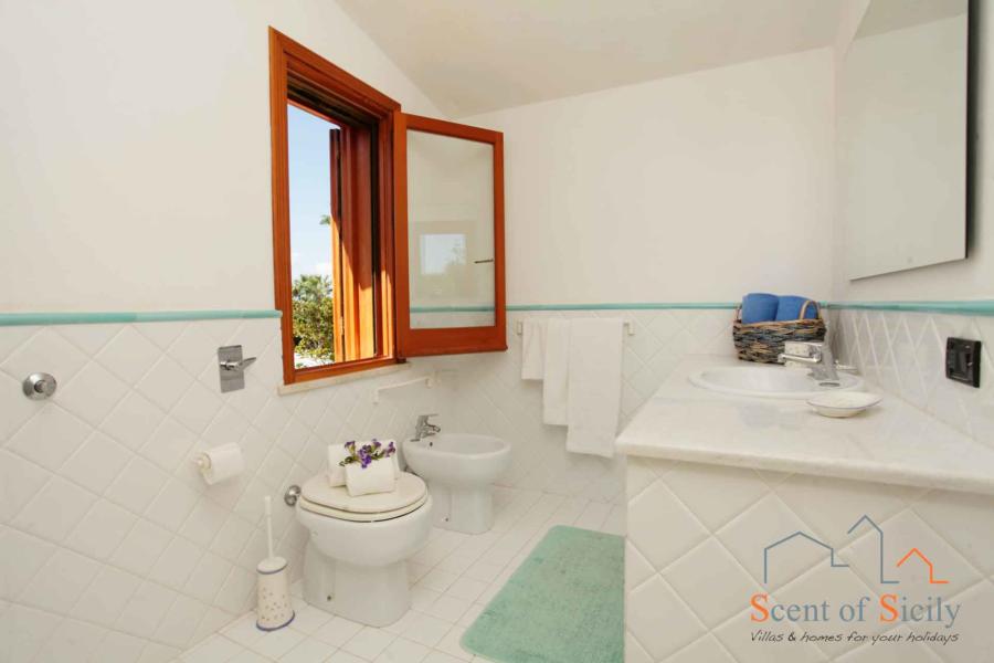 Marsala-Villa-Signorino-BathroomFirstFloor-ScentOfSicily