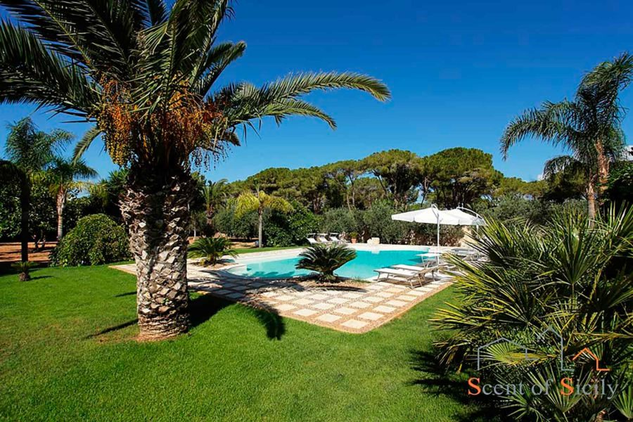 Swimming pool in villa Lilybeum Marsala Scent of Sicily