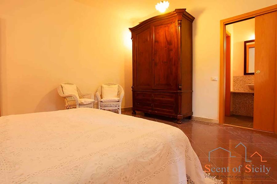 En-suite double/twin bedroom ground floor in villa Lilybeum Marsala Scent of Sicily