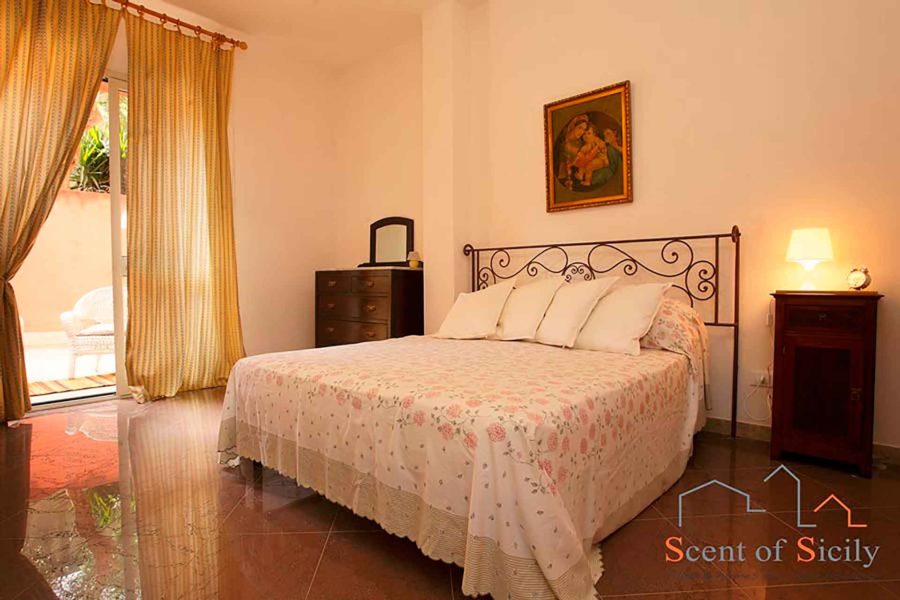 En-suite double bedroom ground flooor in villa Lilybeum Marsala Scent of Sicily