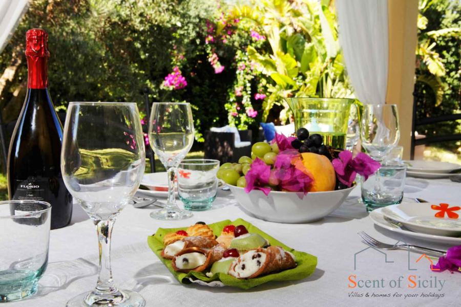 Marsala-Villa-Simo-eating-ScentOfSicily
