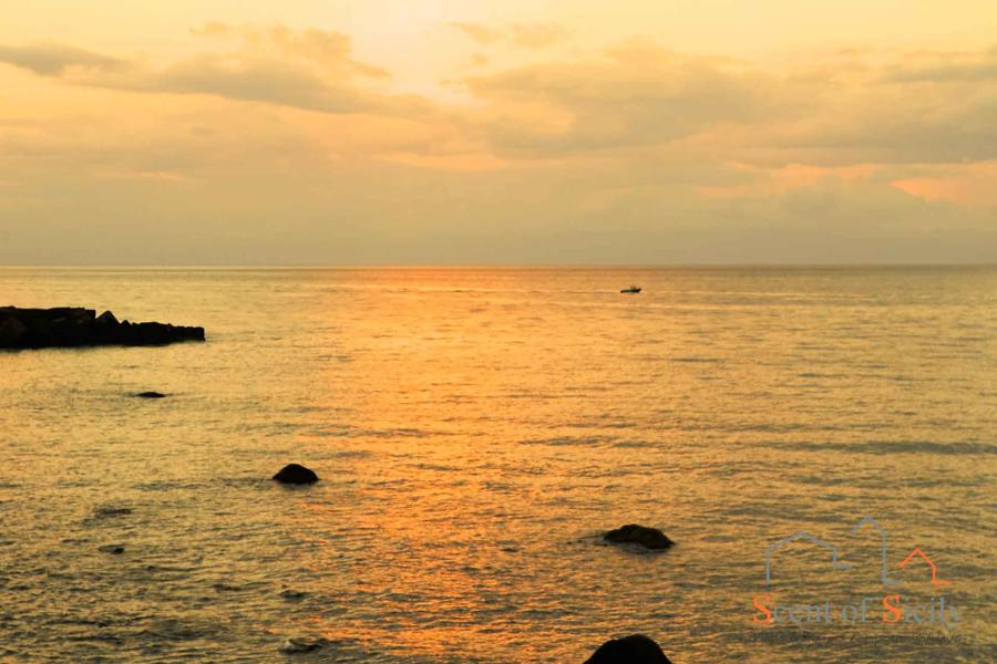 The fascinating sea in the evening