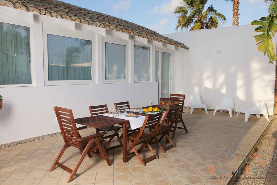 Dinning area outside in Villa Lory, Marsala Western Sicily - dependance