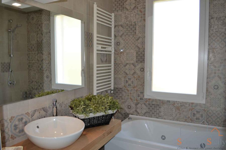 Marsala-Villa-Ladybird-Scent-of-Sicily-Bathroom-Hydro-massage-tub 