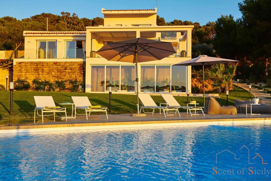 Marsala-Luxury-Villa-Ladybird-Scent-of-Sicily-from-pool