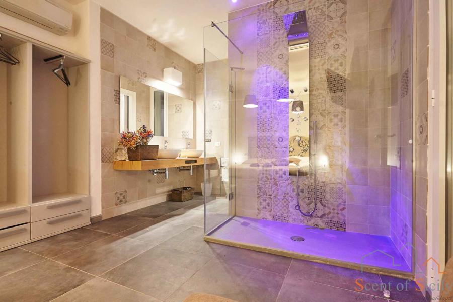 Marsala-Luxury-Villa-Ladybird-Scent-of-Sicily-shower-in-bedroom