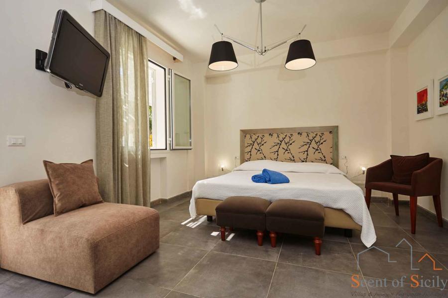 Marsala-Luxury-Villa-Ladybird-Scent-of-Sicily-shower-in-room