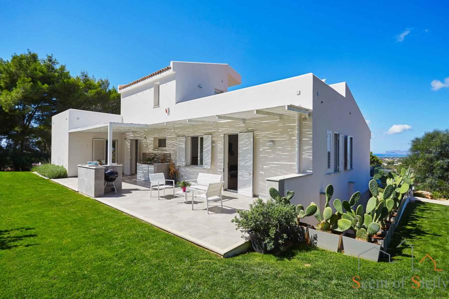 Marsala-Luxury-Villa-Ladybird-Scent-of-Sicily-Eating-on-the-patio