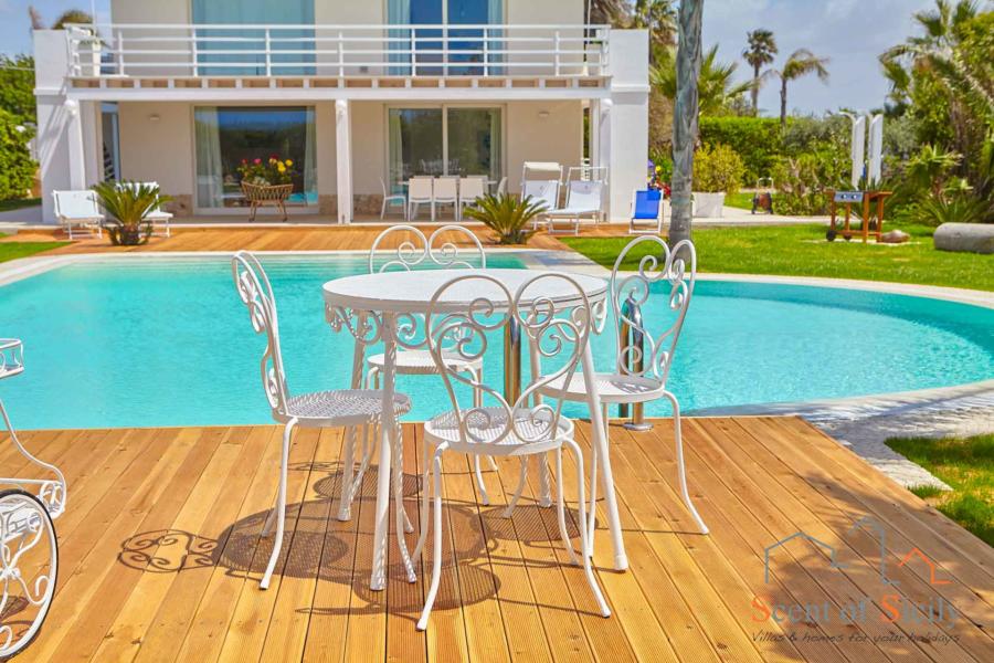 Marsala Sicily Villa Saracena in front of the pool