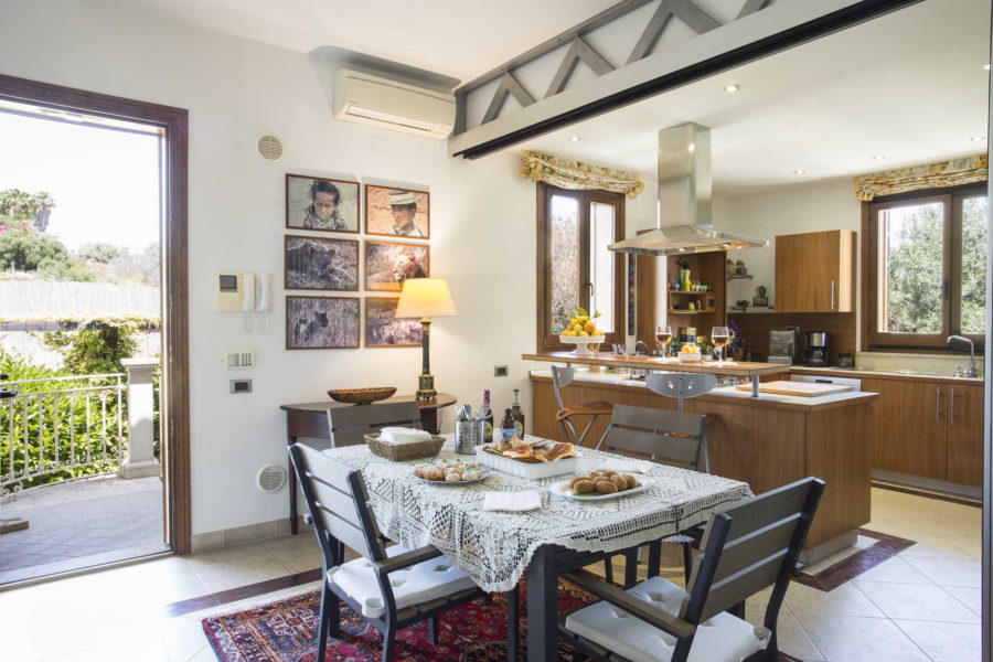 Well equipped kitchen with dining table in Villa Shanti Syracuse Scent of Sicily