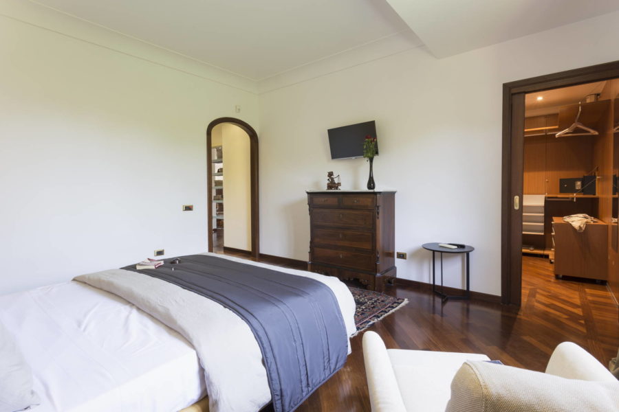 Luxury double bedroom in Villa Shanti Scent of Sicily