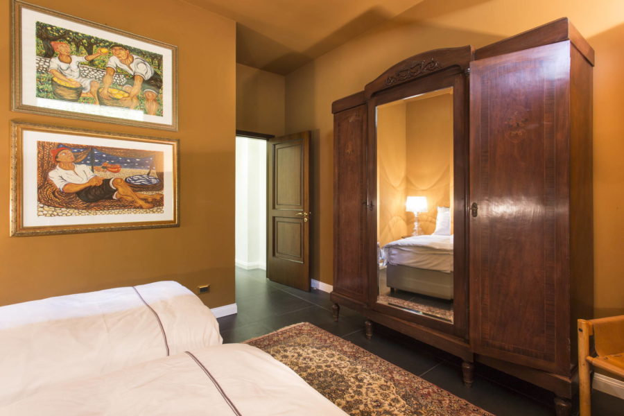 Luxurious twin bedroom downstairs in Villa Shanti Syracuse Scent of Sicily