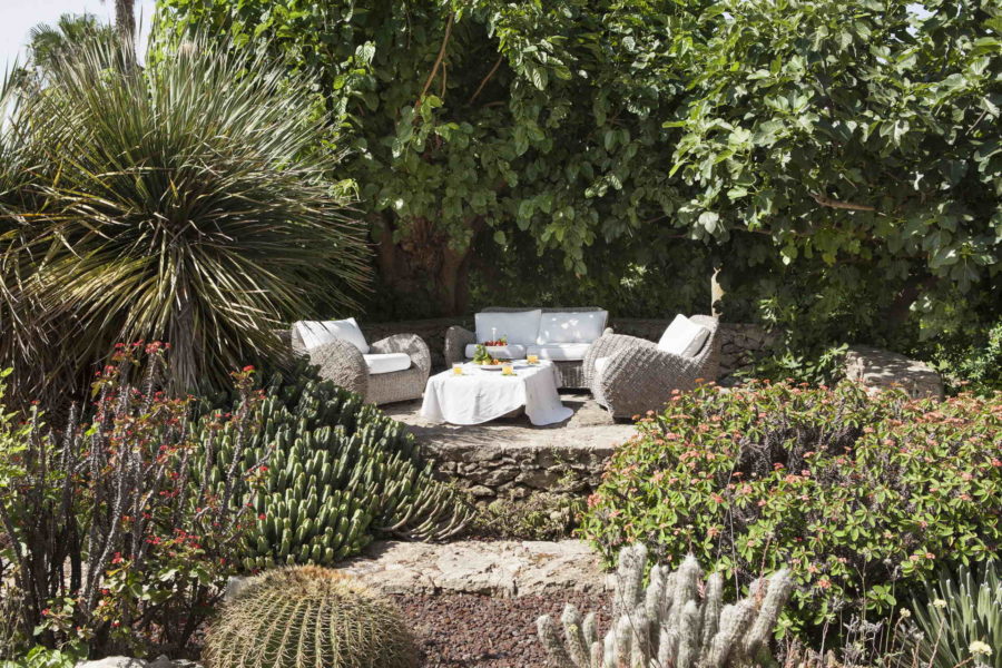 Relax area in the garden in Villa Shanti Syracuse Scent of Sicily