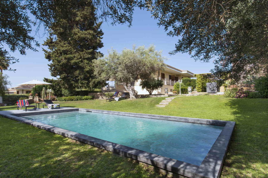 The lava stone pool in Villa Shanti Syracuse Scent of Sicily