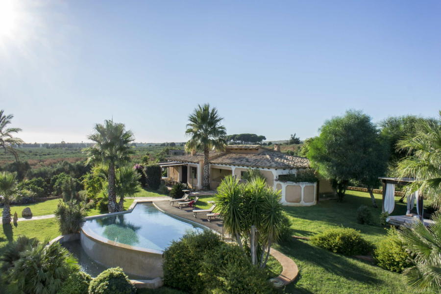 View from the villa from the well-kept outdoor area in Villa Bouganville Castelvetrano Scent of Sicily