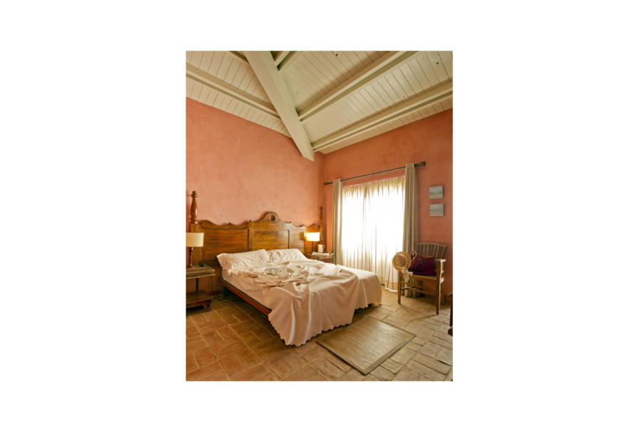 Spacious and rustic double bedroom en-suite with balcony in Villa Bouganville Castelvetrano Scent of Scily