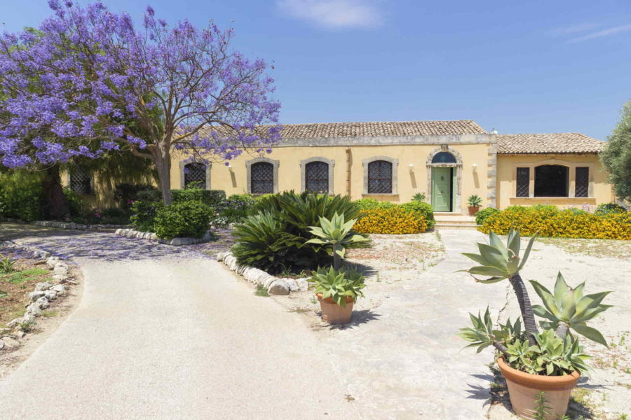 Luxury villa in Sicily with classic elegant furnishings near Syracuse Scent of Sicily