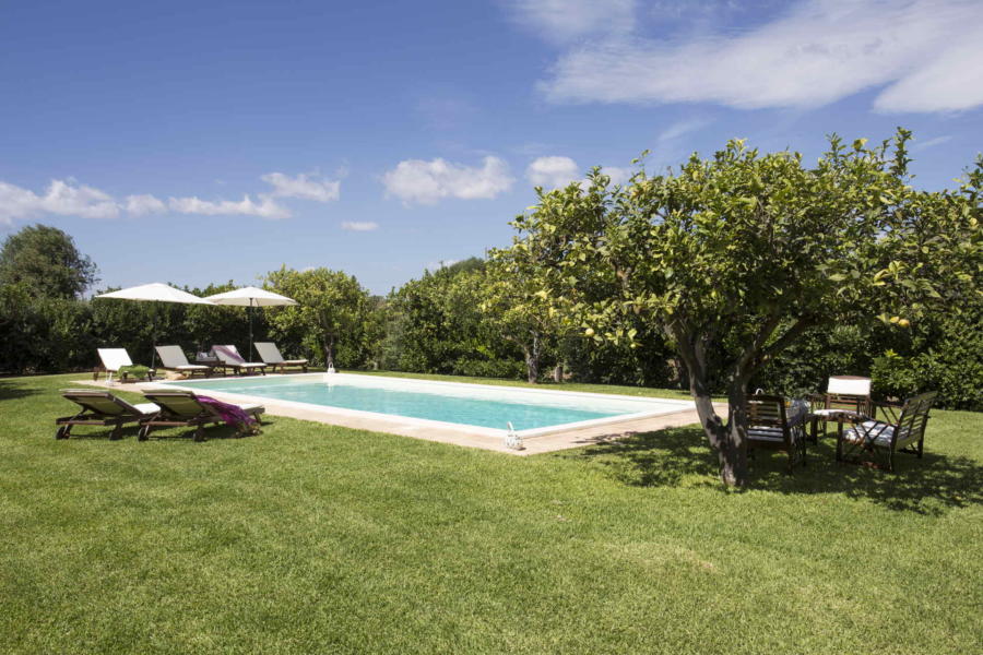 A lovely manicured garden i ths villa with pool Casale dell'ulivo Syracuse Sicily