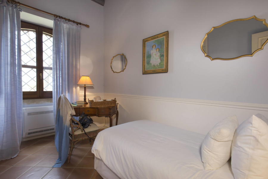 The white single bedroom in Casale dell'Ulivo Syracuse Scent of Sicily