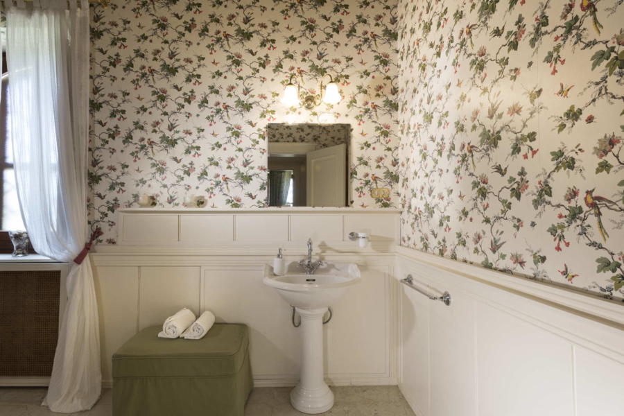 The flowered bathroom in Casale dell'Ulivo Syracuse Scent of Siciy