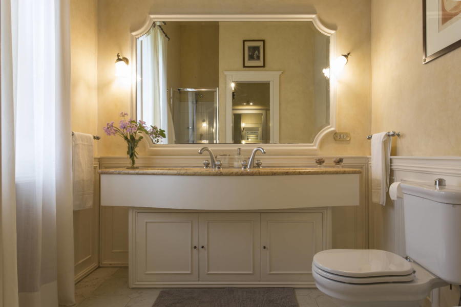 Classic bathroom in Casale dell'Ulivo Syracuse Scent of Sicily