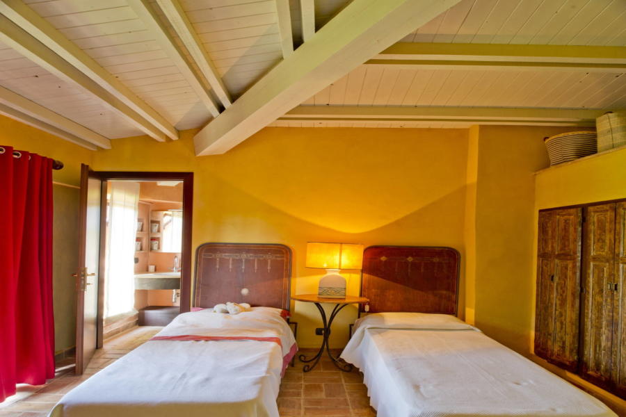 Spacious and rustic twin bedroom in Villa Bouganville Castelvetrano Scent of Sicily