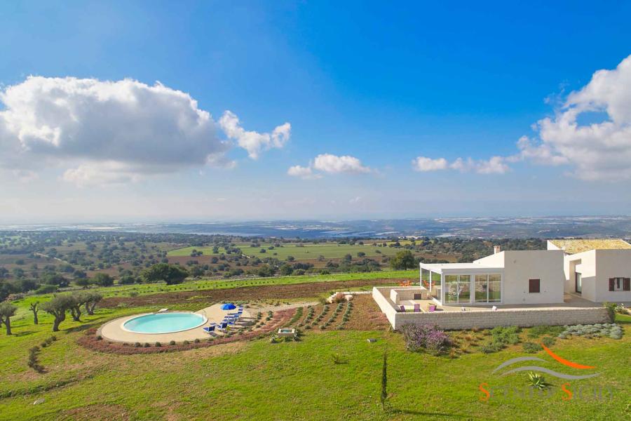 Luxury villa Bianca Levante with wonderful views over the landscape in Donnafugata Scent of Sicily