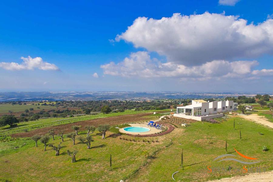 Elegant villa Bianca Levante with wonderful views over the landscape, in Donnafugata Scent of Sicily