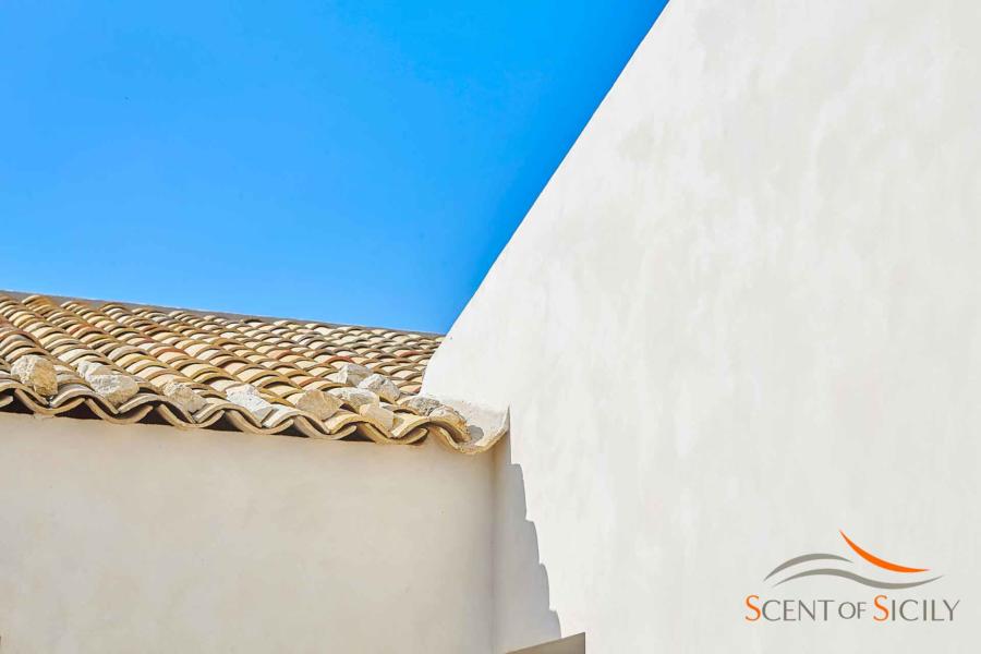 Detail highlighting the blue color of the sky in Villa Bianca Levante Donnafugata Scent of Sicily