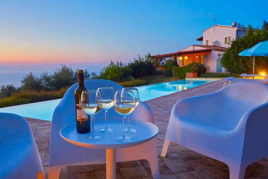 Relax area in the pool in Villa Sunrise, Capo d'Orlando, Notnern Sicily - first floor