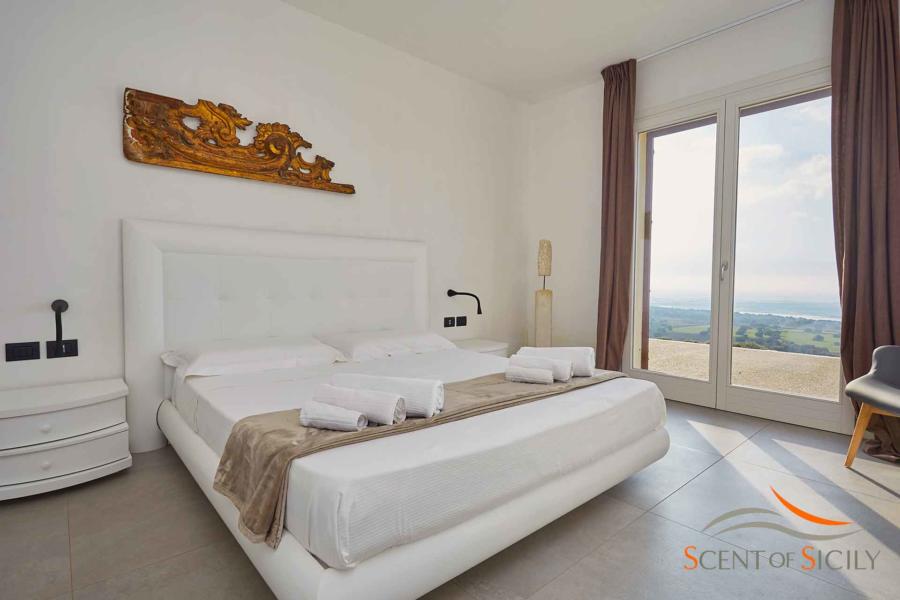 Master double bedroom en-suite in Villa Bianca Levante Scent of Sicily