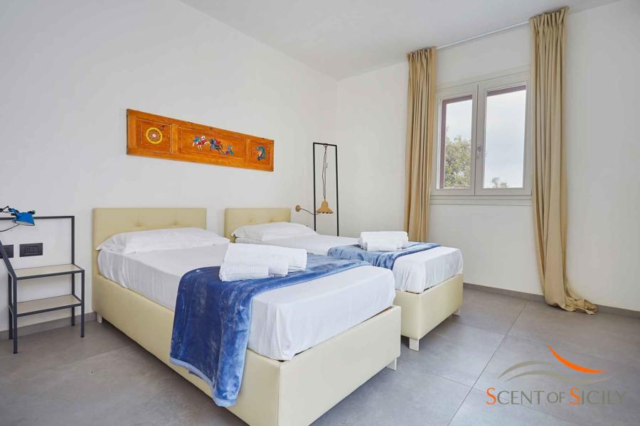 Twin bedroom en-suite in Villa Bianca Levante Donnafugata Scent of Sicily