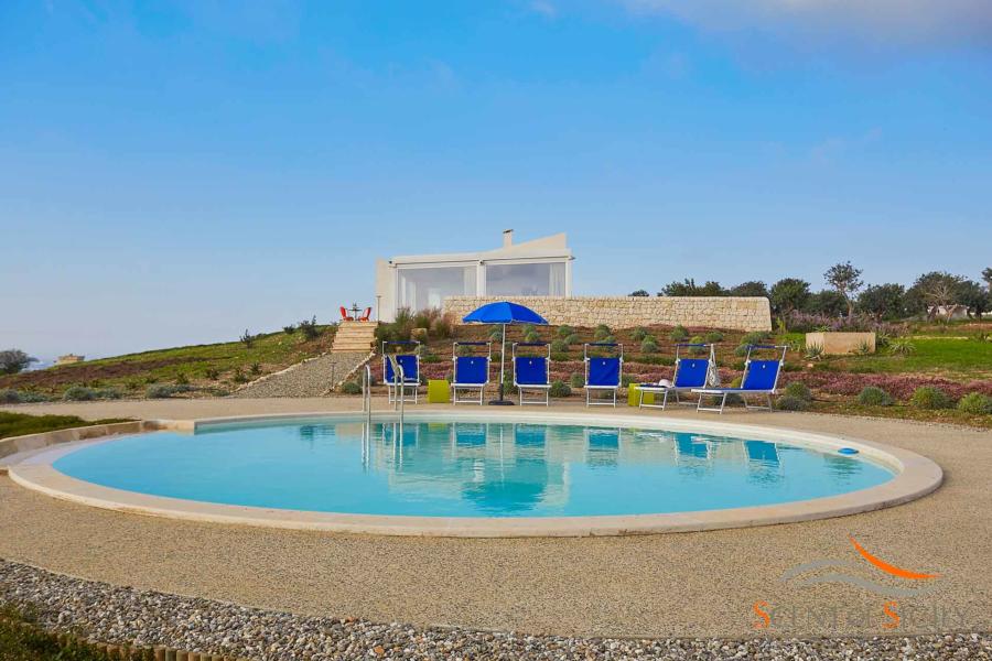 The circular infinity pool of Villa Bianca Levante Scent of Sicily