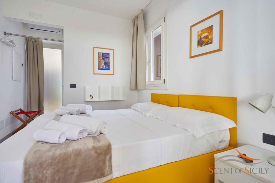 Yellow double bedroom en-suite in Villa Bianca Levante Donnafugata Scent of Siicly