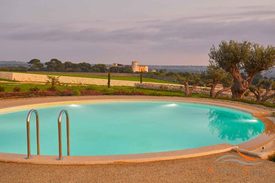 The view of the castle from the circular pool og Villa Bianca Levante Donnafugata Scent of Sicily