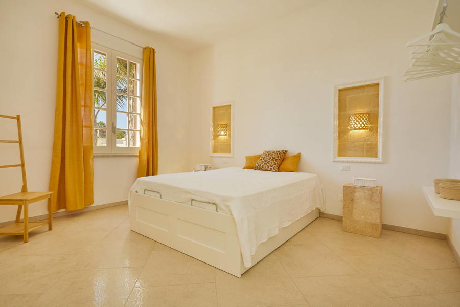 Yellow double bedroom en-suite in Villa del Tufo Scent of Sicily