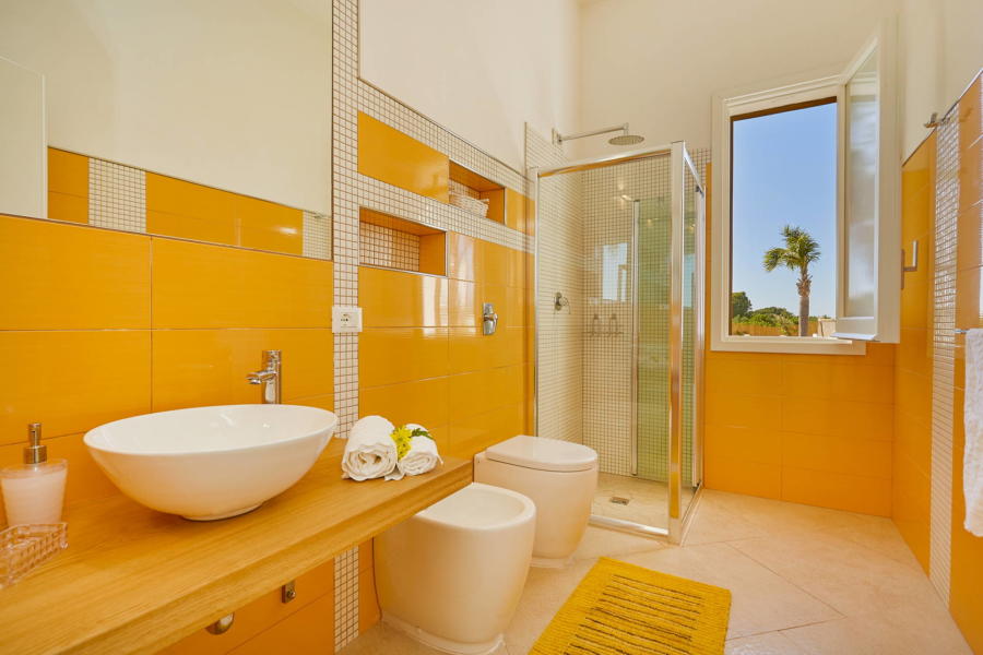 Yellow bethroom in Villa del Tufo Scent of Sicily