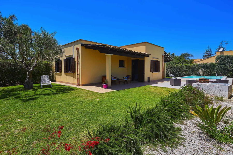 Marsala-Villa-Simo-patio-ScentOfSicily