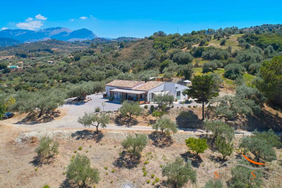 Big garden where you can enjoy the warm day in Villa Marina Cefalu area Scent of Sicily