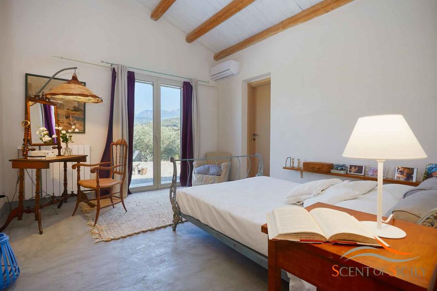 Master bedroom en-suite in Villa Marina Scent of Sicily