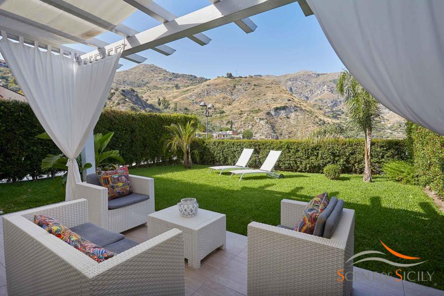 Soak up to the sun on these sunbeds of Villa taormina Bellevue Scent of Sicily