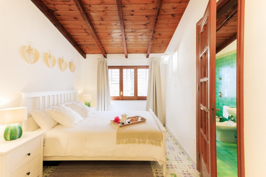 Double bedroom en-suite in Villa Amphora Carini Scent of Sicily