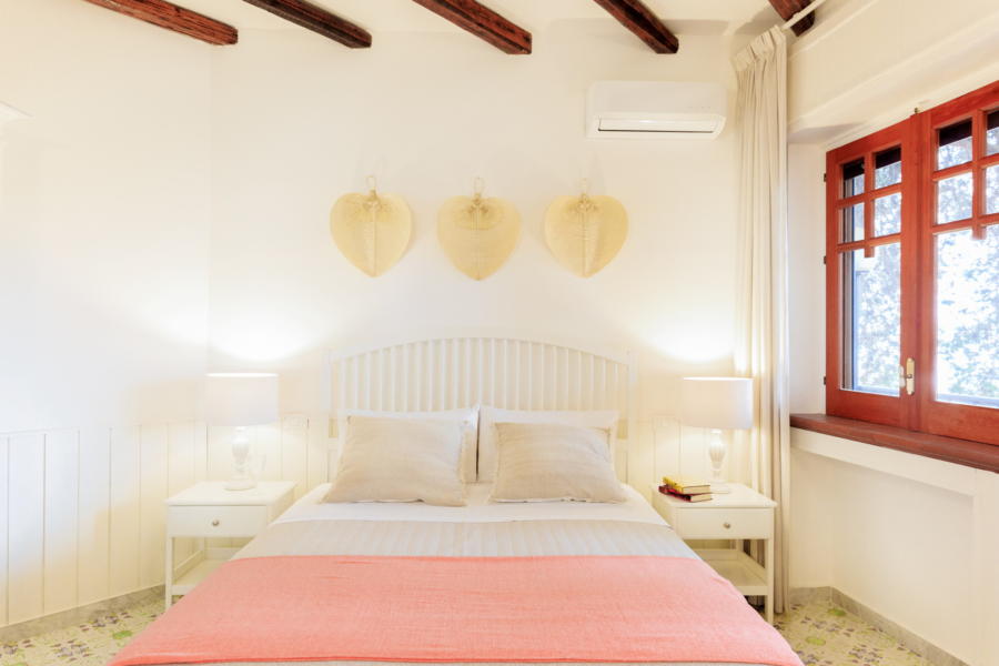 Pink double bedroom in Villa Amphora Carini Scent of Sicily