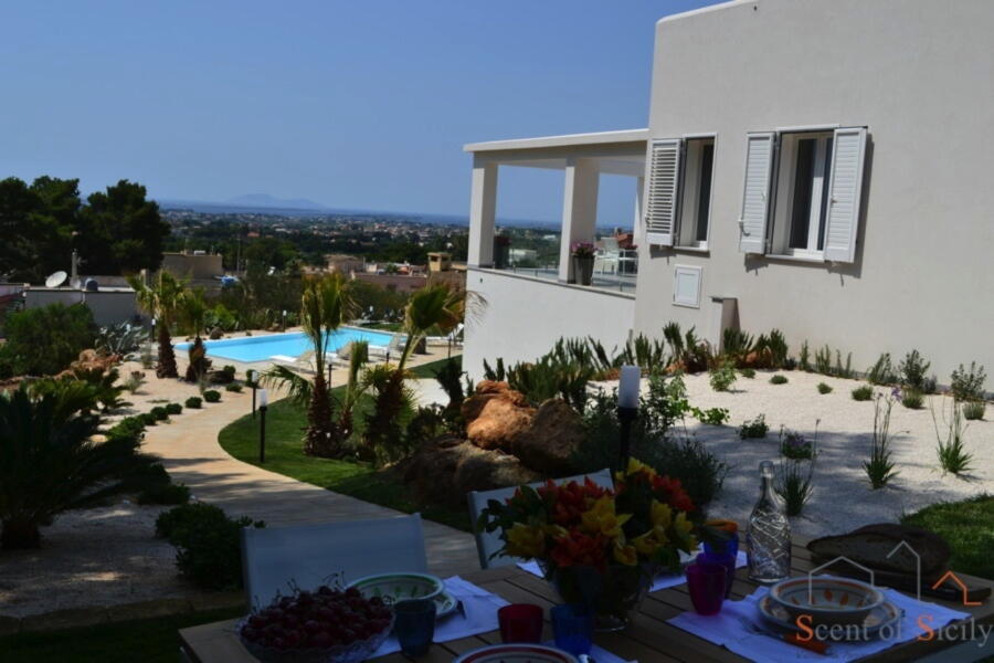 Marsala-Luxury-Villa-Ladybird-Scent-of-Sicily-kitchen-Eating-outside