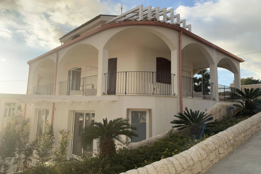 Villa-PietraBianca-Marina-di-Ragusa-Scent-of-Sicily-balcony